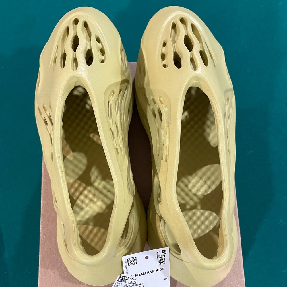 adidas Yeezy Foam RNNR Sulfur (Kids)Size 3